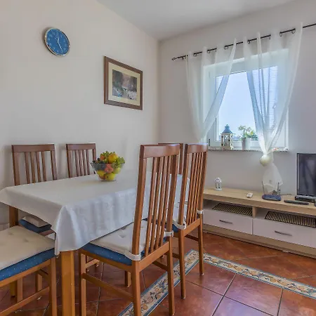 Charmantes Mit 2 Fahrraedern Und Nur 400 Meter Zum Apartment Selce
